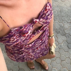 Klänning zara - Snygga lila klänning med mönster ifrån zara. Lappen kvar. Ge prisförslag 