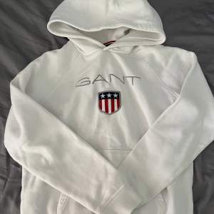 En vit gant hoodie säljer den då den är för liten, nypris 899kr