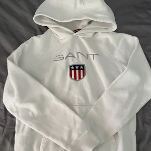 Gant hoodie  - En vit gant hoodie säljer den då den är för liten, nypris 899kr