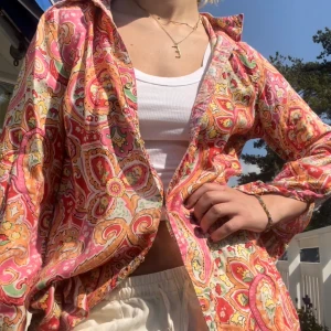 Mönstrad skjorta - En så fin skjorta, köpt i costa rica💕stl S/M, skulle säga M eller oversized S