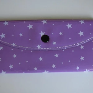 Ny lila plånbok vita stjärnor - Ny lila plånbok, vita stjärnor. Många fack i. Knapp för stängning.