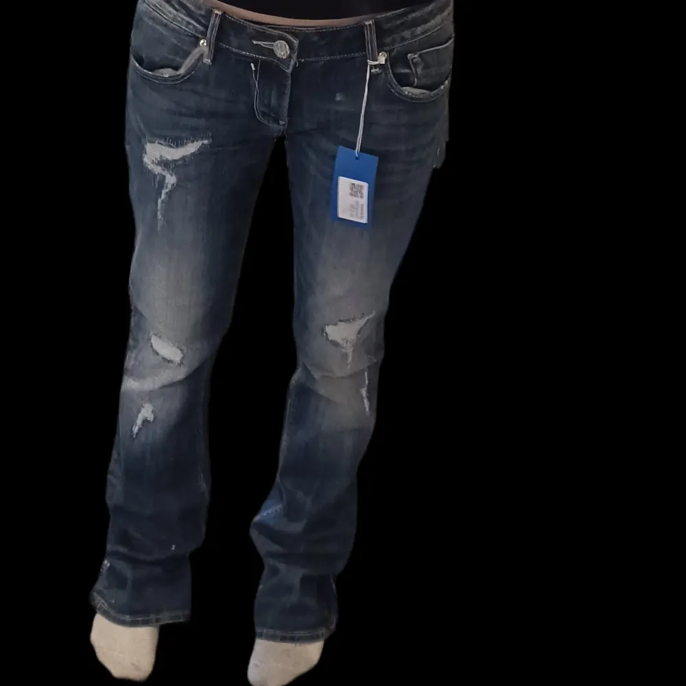 Super snygga jeans från fracomina som jag köpt på sellpy.Har inte haft möjlighet att retunera dom därför säljer jag dom här istället.Strl. 28,Jeans flared /bootcut low waist, från Fracomina.Dom är för stora/ långa så det är svårt att vissa hur dom sitter❤️. Jeans & Byxor.