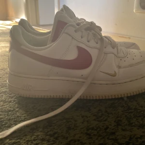 Air force  - Rödvita airforce med guld detaljer 