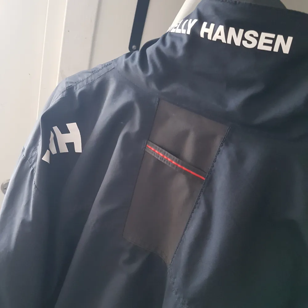 Säljer denna jacka av Helly Hansen i storlek XL Super bra skick knappt använd.  Ny pris 2000kr. Jackor.
