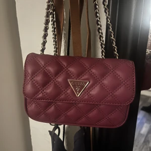 Guess väska - Den kostar 1 700kr ny, använd en gång. Går såklart att pruta om man vill det. Men inte för mycket