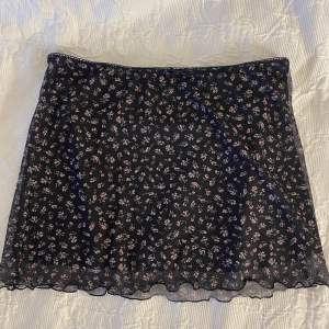 Ass gullig kjol med lågmidja, blommor och spetskant🤩Den liknar brandy Melvilles kjolar mycket! Endast använd fåtal gånger. Perfekt till sommaren💞