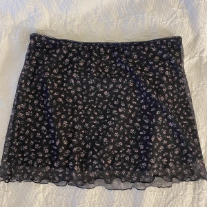 Söt kjol - Ass gullig kjol med lågmidja, blommor och spetskant🤩Den liknar brandy Melvilles kjolar mycket! Endast använd fåtal gånger. Perfekt till sommaren💞