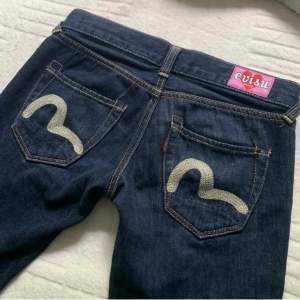 Så fina evisu jeans i storlek 25/26 som jag köpte här på plick, säljer då de är för små för mig💘 (bilder lånad av förra ägaren) innerbenslängd: 72cm midjemått: 35cm 💗