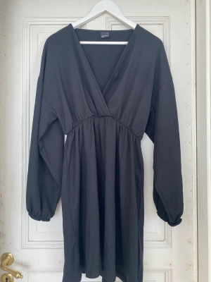 Lätt klänning med långa ärmar  - Skön sommarklänning köpt på Gina Tricot som inte används av mig längre. Storlek S men stretchig så skulle kunna passa fler💕