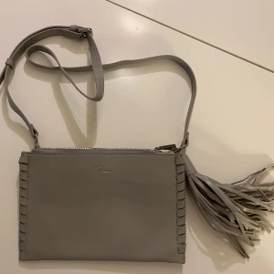 Axelremsväska - Grå axelremsväska från rizzo