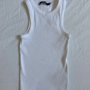 Vanligt vitt linne - Vitt linne från bikbok, strl XS. Super fint på, funkar till alla outfits. Den är för liten för mig och är i nyskick.