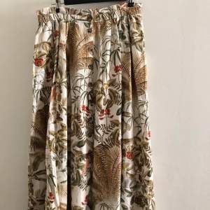 Nice long skirt with beautiful pattern. 