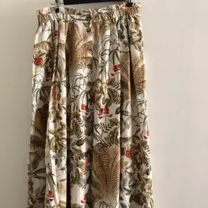 Nice long skirt with beautiful pattern. 
