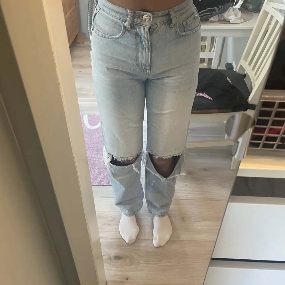 Ser ut som nya bara att det är en liten fläck på som tyvärr inte går bort i tvätten, går säkert bort med något tvättmedel. Köpta ifrån Gina tricot. Stl.34. Jeans & Byxor.