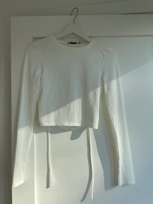 Vit Topp - Vit Topp från nakd med öppen rygg Aldrig använd lapp kvar!  Stl: S  Nypris:219kr  Säljes för: 80kr 