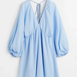 Klänning från H&M - Slutsåld klänning från h&m. Använd 1 gång. 