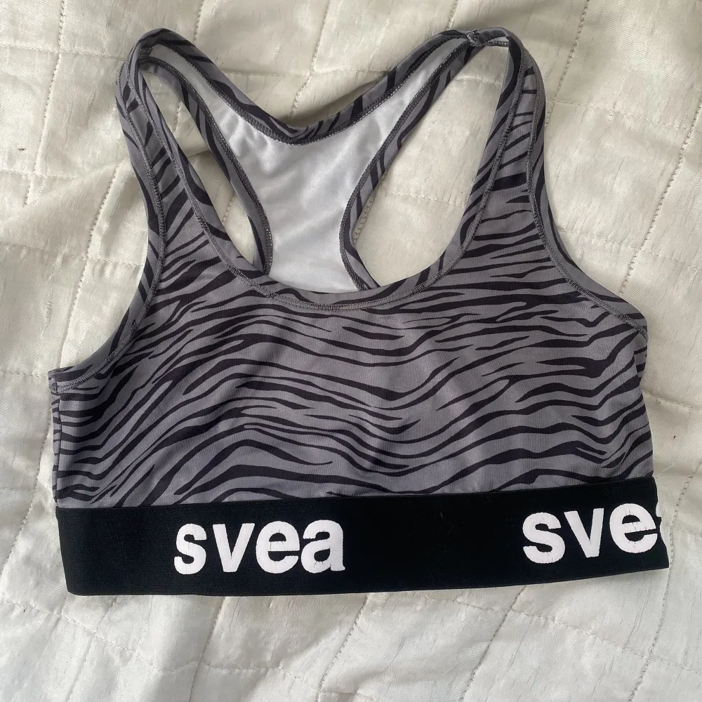 En topp från SVEA. Säljer pga för stor. Storlek: Medium 70kr + Frakt. Toppar.