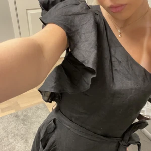 Svart klänning - Säljer denna jättefina svarta klänningen jag köpte i USA, använd 1 gång, nypris 2500kr. Pris kan diskuteras 