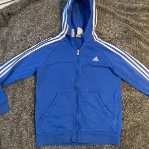 Adidas hoodie - Snygg Adidas zip hoodie⚡️ Storlek 164, skulle säga XS-S men passar nog bäst XS.