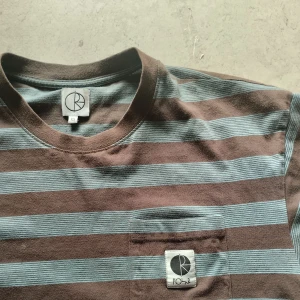 Polar skate co - jätte fin t shirt från polar i jätte bra skick,på taggarna skriver att det är xs men jag är 170cm och den passar perfekt då det är s-m