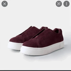 Eytys Doja Sneakers Röda - Helt slutsåld färg. Låda och dustbag följer med. Skorna är i bra skick. Nypris 2000:-