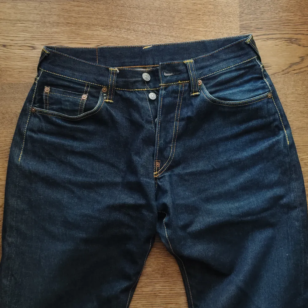 Jättesnygga evisu jeans. Anvnda men väl behållna. De ska vara äkta och sitter M, eller 29/30. Funkar på män med men sitter som dam. Skriv om ni har funderingar!. Jeans & Byxor.