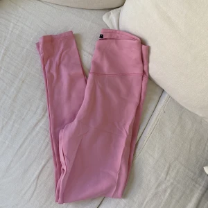 Rosa träningstights - Super fina i färgen, säljes pga flytt Först till kvarn - 50kr!!
