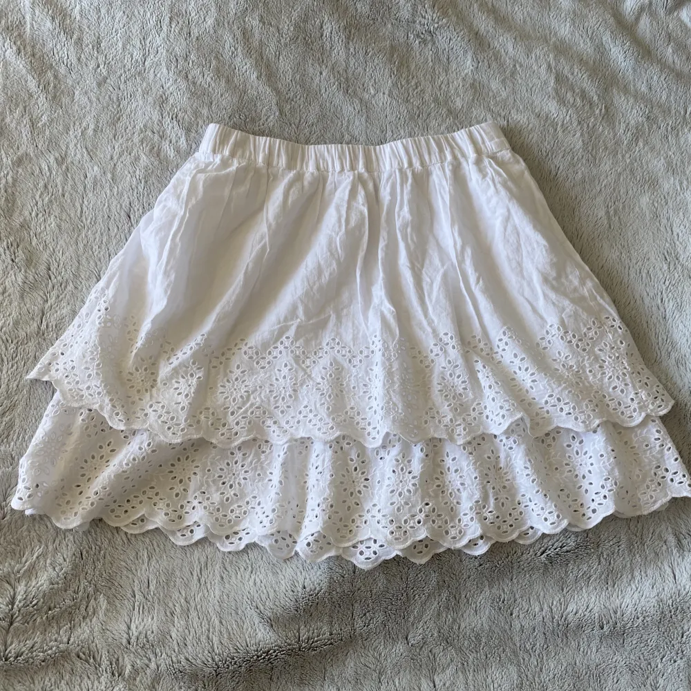 Säljer denna fina kjol med vackra detaljer<3 superfin kvalite men har inte fått så mycket användning för den:) kjolen har resår som gör den anpassningsbar! Hör av er vid frågor! . Hameet.
