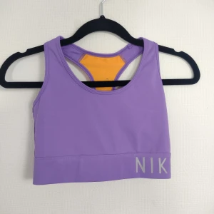 Träningstopp - Croppad träningstopp från Niki. Superfin färg. Enbart provad. Bra passform. Storlek XS