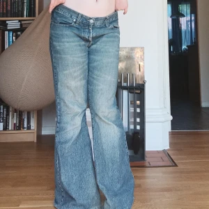 lowrise jeans - supersöta lågmidjade jeans! Har älskat dessa men hoppas att någon annan kan bära dem. Jag har sytt i ett hål på insidan av byxorna (sista slide) men det syns inte när man sätter på jeansen! OBS: pris kan diskuteras