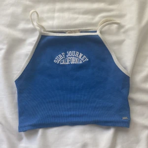 Croppat linne  - Säljer mitt croppade linne från Pull&Bear! Storlek S men passar nog xs mer <3