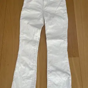 Vita jeans, använda 1 gång, nyskick. Storlek 26, nypris 1200kr