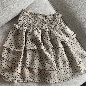 Volangkjol - Jättefin beige svart prickig volangkjol knappt använd💗storlek 170 men passar s/m