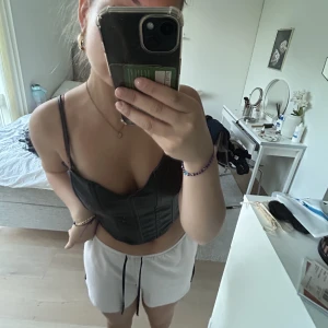 Skinntopp - Så fin skinn topp från zara som endast är använd 1 gång. Så snygg passform. ❤️