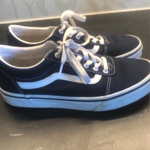 Vans skor - Säljer mina mörkblåa vans skor då de har blivit försmå. Använda vid få tillfällen, små i storleken. Nypris: ca 900kr! Mitt pris: 400kr!