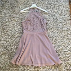 Säljer en jättefin klänning från Nelly! Endast använd en kväll!  Färgen är typ ljus lila/rosa! Jag är 174 cm lång och den är lite för kort för mig.