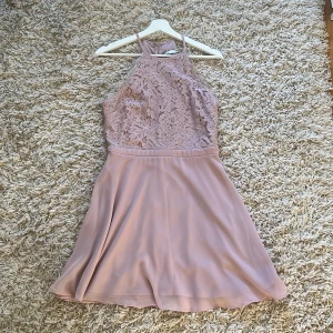 Klänning - Säljer en jättefin klänning från Nelly! Endast använd en kväll!  Färgen är typ ljus lila/rosa! Jag är 174 cm lång och den är lite för kort för mig.