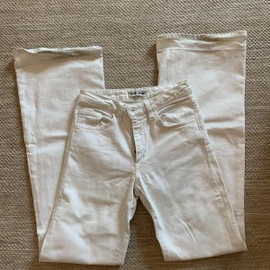 Bootcut Jeans från Acne - Snygga bootcut jeans från Acne i vitt. Lite smutsiga nedtill men bör gå bort vid tvätt (se bild 3). För små för mig så ej möjligt med bild på, skriv om mått på byxorna! Frakt på 66kr eller så möts vi på Söder. 
