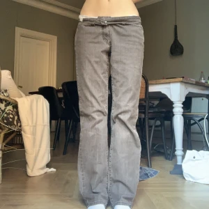 Coola jeans  - Midjebredd 36cm, innerbenslängd 74cm! Har vikt ner dom för att få den lågmidjade looken😜