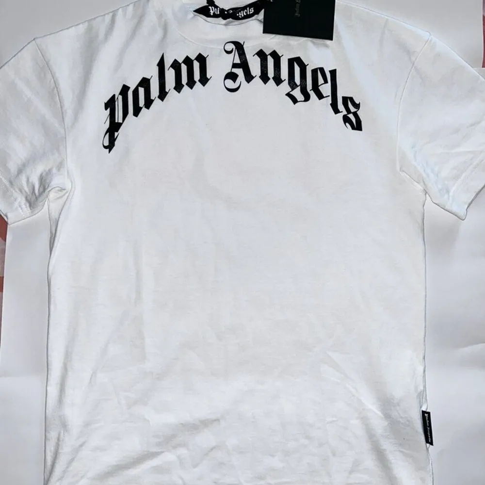 Säljer en helt ny palm Angels t-shirt färg vitt. T-shirts.
