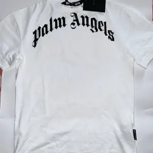 Säljer en helt ny palm Angels t-shirt färg vitt