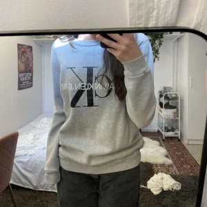 Calvin Klein Sweatshirt  - Säljer en Calvin Klein sweatshirt i bra skick använt ungefär 3 gånger