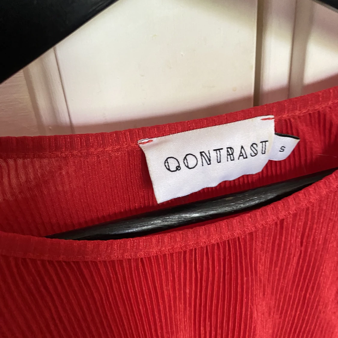 Röd blus med vida ärmar - 91