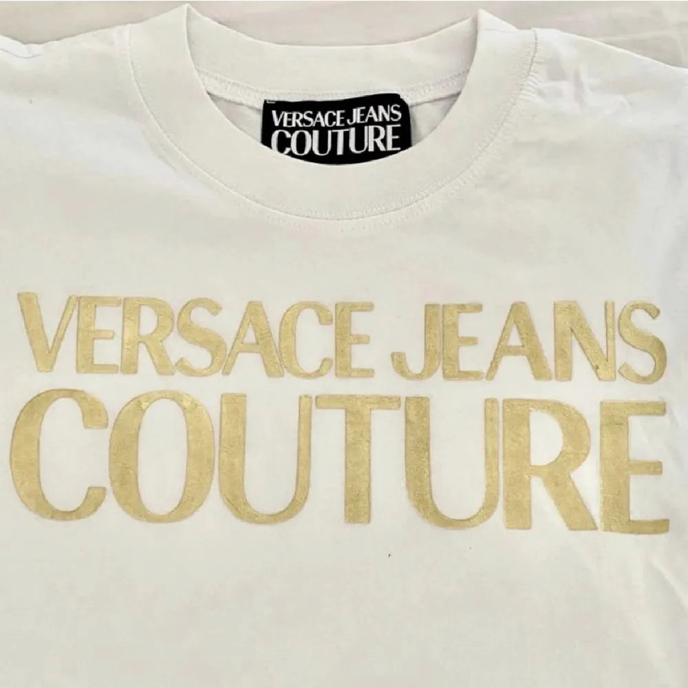 Versace jeans couture tshirt i nyskick. Köpt för 1000kr. T-shirts.