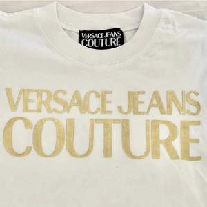 Versace jeans couture tshirt i nyskick. Köpt för 1000kr