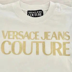 Versace jeans couture tshirt i nyskick. Köpt för 1000kr