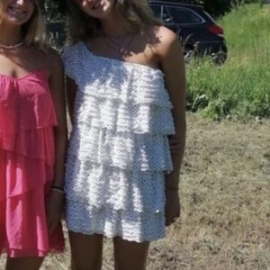 Klänning  - Supersupersöt klänning från Zara! Köpt förra sommaren men varsamt använd så i perfekt skick. Jag brukar bära den som en one shoulder men det har två ”armhål” så att man kan ha den genom båda armarna. Kan skicka bild på det. Går även att ha offshoulder!🕺