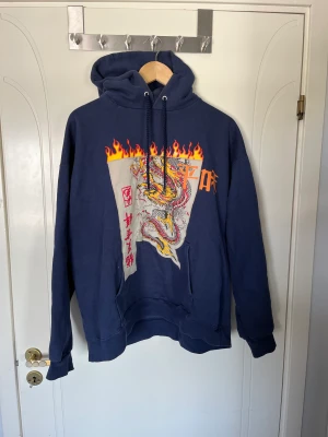 Vintage hoodie,ö - Snygg vintage hoodie som är tvärfet, large. Färg: märkblå. Passar alla , sitter sjukt bra