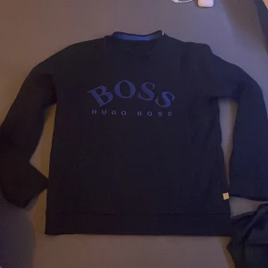 Hugo boss  - Jag säljer denna tröjan eftersom jag inte är i behov eller använder denna. Fick den som present och det är inga hål eller fel på tröjan. Passar dig som är runt 165-175 Nypris 1200!