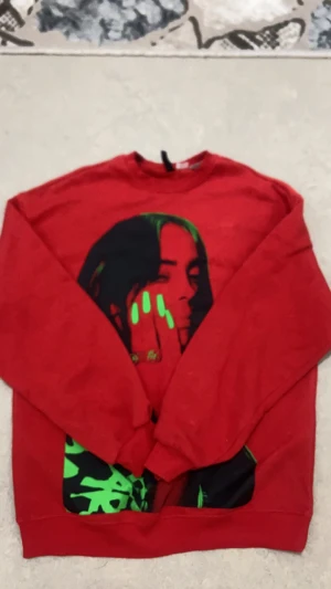 Billie Eilish Röd/Neon SWEATSHIRT - Billie Eilish SWEATSHIRT Används typ 2 gånger för ett år sen.  Om inte nöjd med priset: SMS mig så kan vi diskutera det💞 Säljer pga passar mig inte längre 